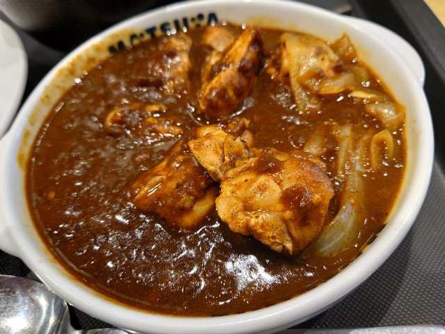 ZakiUncle's tweet photo. 今日のランチは、
松屋でごろチキカレー🍛

甘いような
酸っぱいような
辛いような
ちょっと不思議なカレーに
ゴロゴロのチキンたくさん。

旨かった(•ө•)♡ https://t.co/mV23VbbfoE