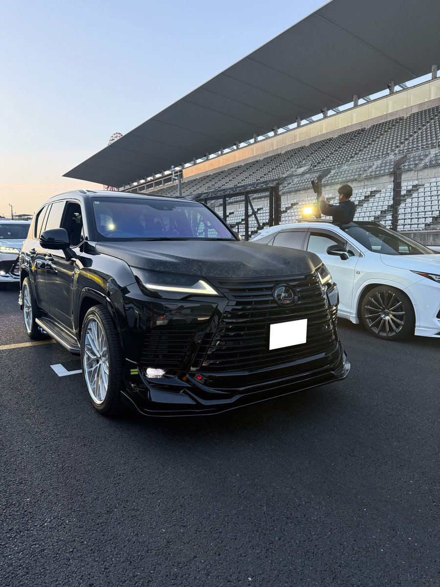 car_yukio's tweet photo. 2026.04.11
LEXUS SUV OFFLINE MEETING 2026 IN SUZUKA に
今年も参加させて頂きました。PART④.
恒例のマイカーランにも参加させて頂きました。
夕方にサーキットを走るのも良い感じでした。😍😍‼️
.
#lexus
#lexussuv
#lexuslx600
#人との繋がりに感謝
#人との繋がりを大切に https://t.co/1SGQ9WPUYV