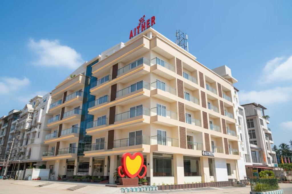 Gurdayal_1984's tweet image. Digha के एक होटल से चौंकाने वाला मामला सामने आया है

एक गेस्ट के मुताबिक, 
Hotel Aither में उनके साथ Scam हुआ है। 

गेस्ट का आरोप है कि 
होटल स्टाफ ने बिना इजाजत Master Key का इस्तेमाल कर रूम में एंट्री की

इतना ही नहीं, 
उन पर झूठा आरोप लगाकर ₹36,000 की एक्स्ट्रा डिमांड की गई