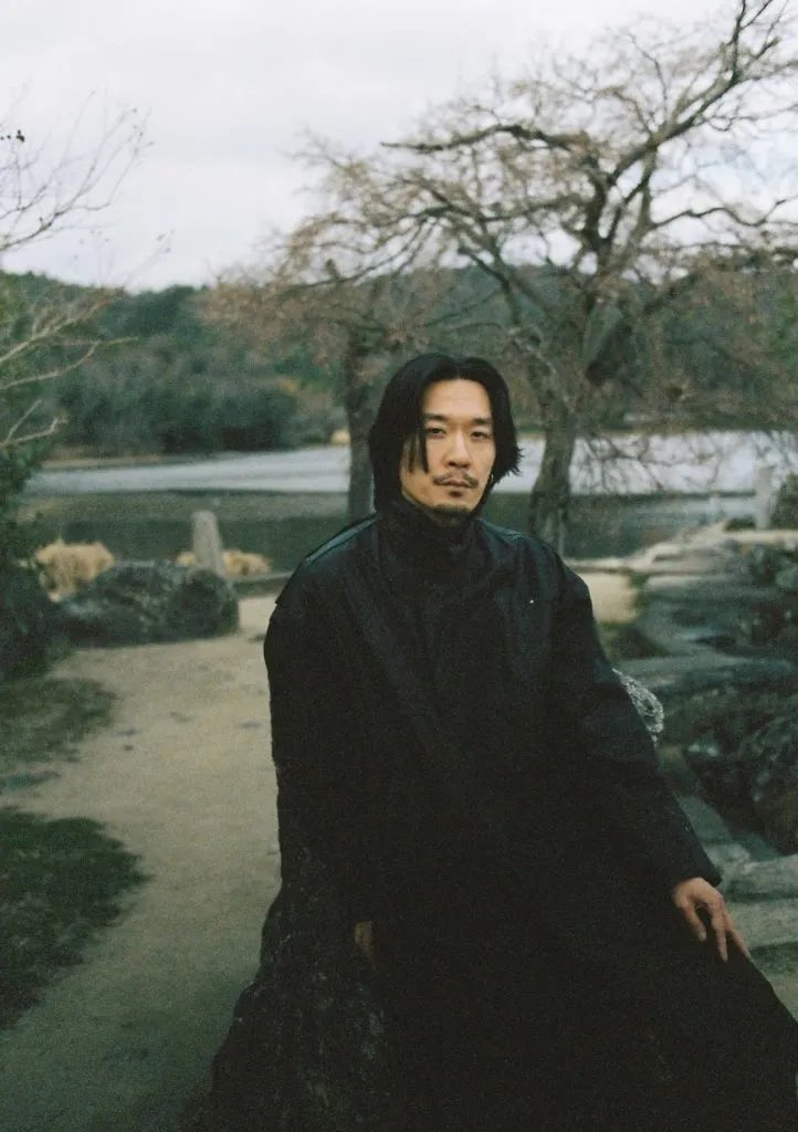 japan_meitei's tweet image. 冥丁は「失日本」という主題のもと、日本の姿を音楽を通じて表現してきました。主流や非主流という枠を越え、歴史や伝統、時代を作る様々な文化の流れよりも先ずは個人の想像にこそ未来に宿る魂があると感じています。WWDにて最新記事が公開されました。是非お目通しくださいwwdjapan.com/articles/23784…