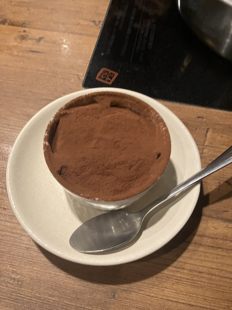 Setsu041212's tweet photo. しゃぶしゃぶの写真撮り忘れたけど最後に食べたティラミスはちゃんと撮ってた
ココアパウダー粉雪並みにかかってて最高だった
きっとマスカルポーネがいの中コーティングしてくれて食中毒ならない事を祈ってる https://t.co/Ko6g99lA0W