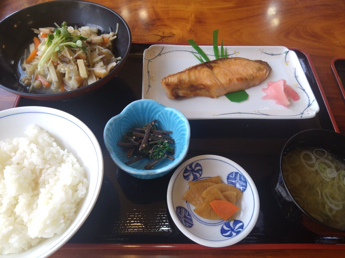 donpyuru's tweet photo. 新潟県村上市　みどりの里食堂の大海と塩引き鮭の定食

大海とは地元の料理でたくさんの具をお出汁で煮る煮物
様々な出汁が出てご馳走というのも納得の美味しさ

塩引き鮭も名物で一言で言うとしょっぱくて美味い！ご飯持ってこい！と叫ぶ味わい
お値段1800円を高いと思うかどうかは食べて決めて欲しい https://t.co/GQyLOfKxTa