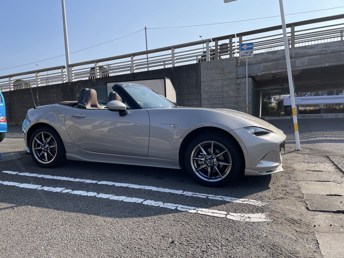 CzgAv's tweet photo. 2023年式NDロードスターブラウントップ
この度1回目の車検を無事終える事が出来ました㊗️
これからはちょっとはイジって🪛行こうかな🙄

#リニューアルしたハイパーマックスＳが欲しい https://t.co/4akQ5thj4d