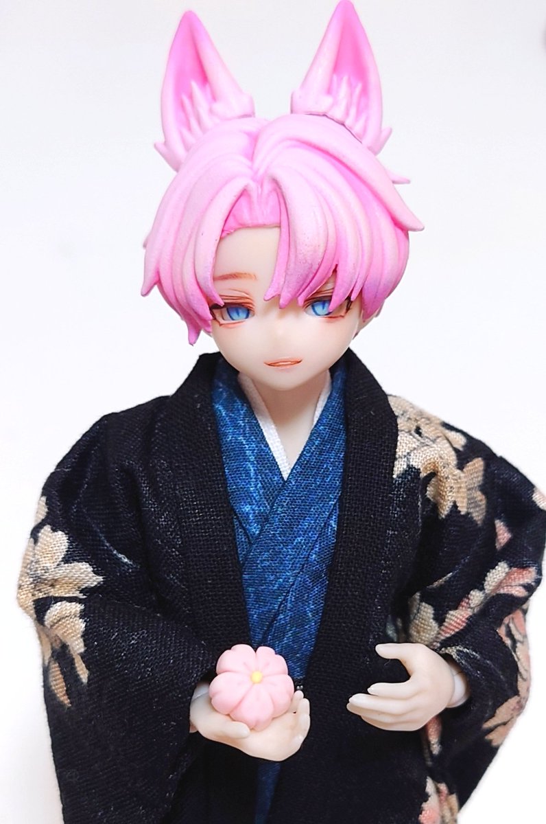 さくらくんにお着物着せたのは良いけどなんかいい感じにスタイリング出来てないかも～💦
全然夜の自室のスマホ撮りでスマンけど
和菓子大好きさくらくんが袂から練り切りを出してきた(直)
桜散る前にこれだけやりたかったの🌸
むかーし粘土で作ってたやつがサイズ合って良かった🥰