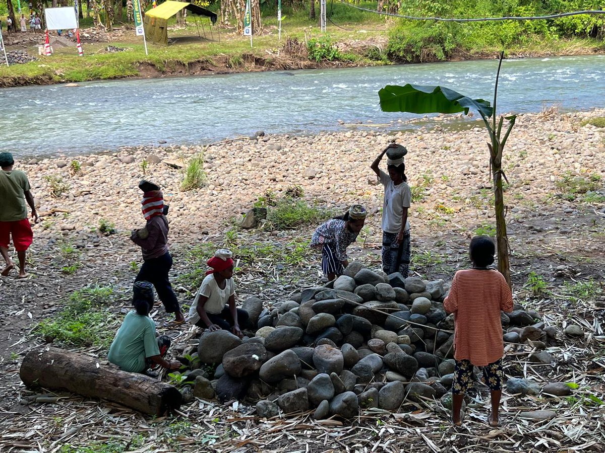 Kodam9Udayana's tweet image. Akselerasi Jembatan Garuda di Talibura, Gotong Royong TNI dan Warga Jadi Kekuatan Utama

#JembatanGaruda #Kodim1603Sikka #TNIManunggal #GotongRoyong #PembangunanDesa