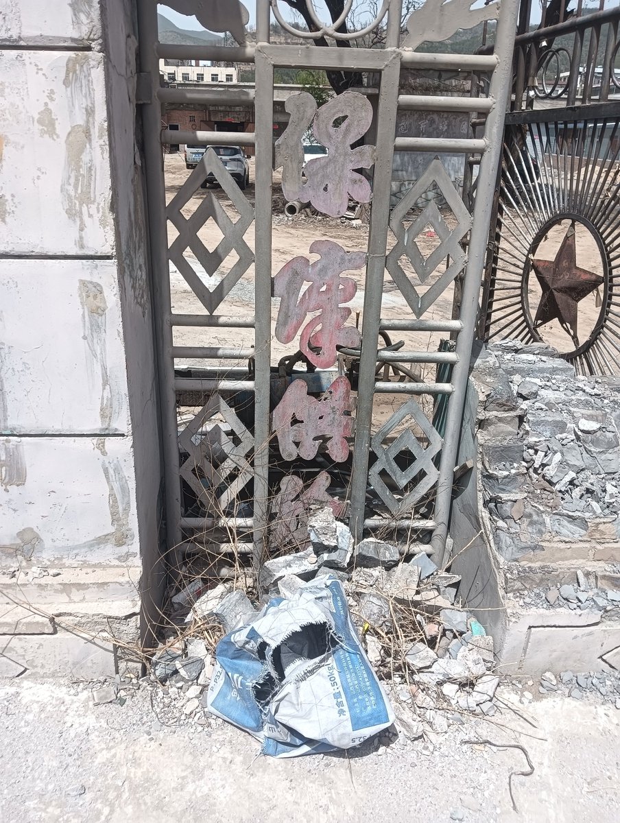 JustAwesome69's tweet image. "Trapped!  A dimly lit cell, a cracked mirror, u0026 a bloodstained note—what’s the secret Book your escape now! #LockAndKey #EscapeRoomAdventure"