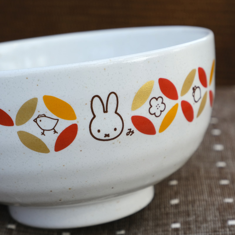 「み」印どんぶり入荷しました！

ご愛用の皆様がどんどん増えて嬉しいです。
 miffyhouse.co.jp/shopbrand/ct41/ 

大人の方が、ふだん使えるサイズの器たち。
お茶碗もパスタ皿もありますよ～