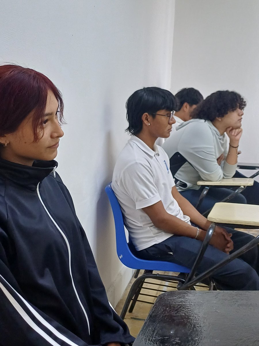 cetugver's tweet photo. La Clinica vivencia impartio una charla sobre presión escolar con alumnos de bachillerato. Hablamos sobre cómo manejar el estrés, establecer metas realistas y encontrar apoyo. ¡No estás solo! #PresiónEscolar #Bachillerato #yosoycetug #cetug https://t.co/kVL563hXCZ