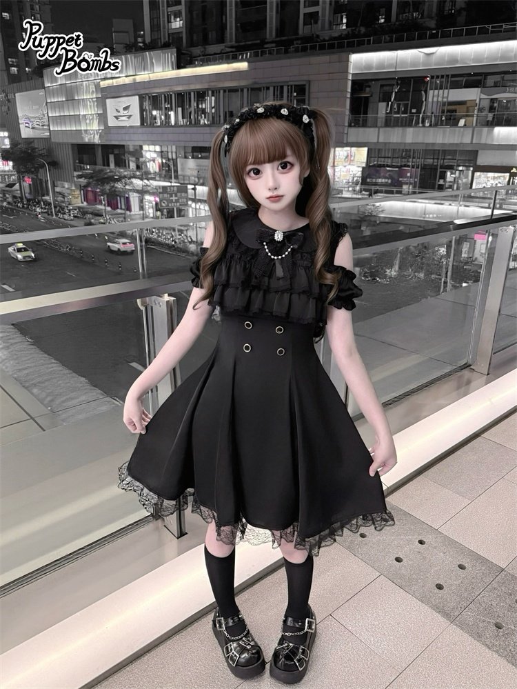 PuppetBombs's tweet photo. 🖤PuppetBombs🖤

本日よりご予約スタート🩷

期間：5月5日(火)まで

・オフショルフリルロングワンピース　¥12,980
https://t.co/Hx3c2vb9yW
S/M/Lサイズ

パール付きリボンに、胸元がフリルのオフショルロングワンピース。

※7月中旬頃の入荷予定

#PuppetBombs https://t.co/5tuGrspUz2