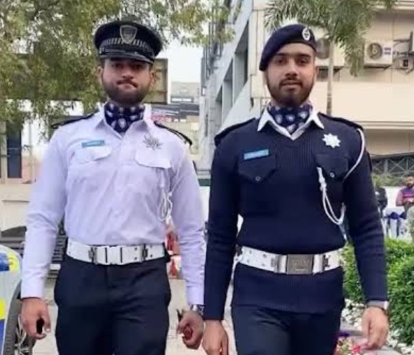 ٹریفک وارڈنز نظام غالباً 6-2005 میں لایا گیا تھا۔ جس میں گریجویٹ نوجوان بھرتی کئے گئے تھے۔ 
اس پہلے سفید شرٹ نیلی پینٹ اور سفید بیلٹ والی ٹریفک پولیس ہوتی تھی اور اب لگ بھگ 20 سال بعد پھر وہی پرانی وردی ٹریفک وارڈنز کو دے دی گئی ہے۔ اس کو بھی ایک کارنامہ کہا گیا۔