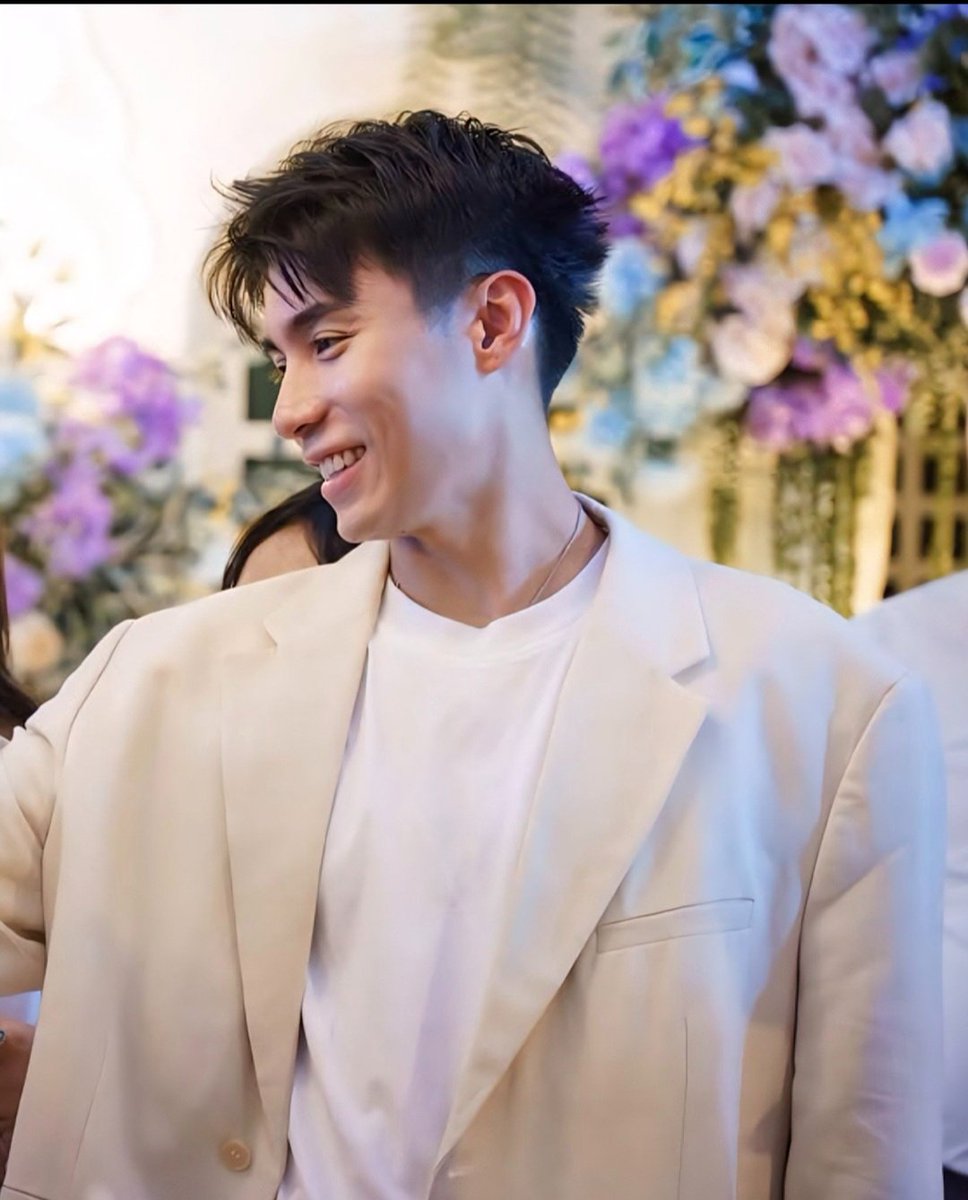 FrettyCastillo's tweet image. Ang bango talaga tignan ni Brent. Pati ngipin nya parang amoy baby powder. Hindi amoy bagang! Pwede tumira.