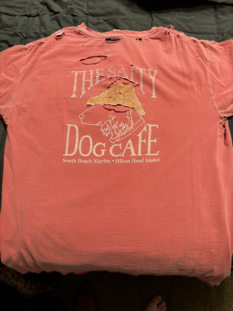 DiveBarDave69's tweet photo. Comfort Colors shirts are GOATed. Gotta wear that shit until they totally fall apart because they’re that comfy. https://t.co/4srijrdtfW
