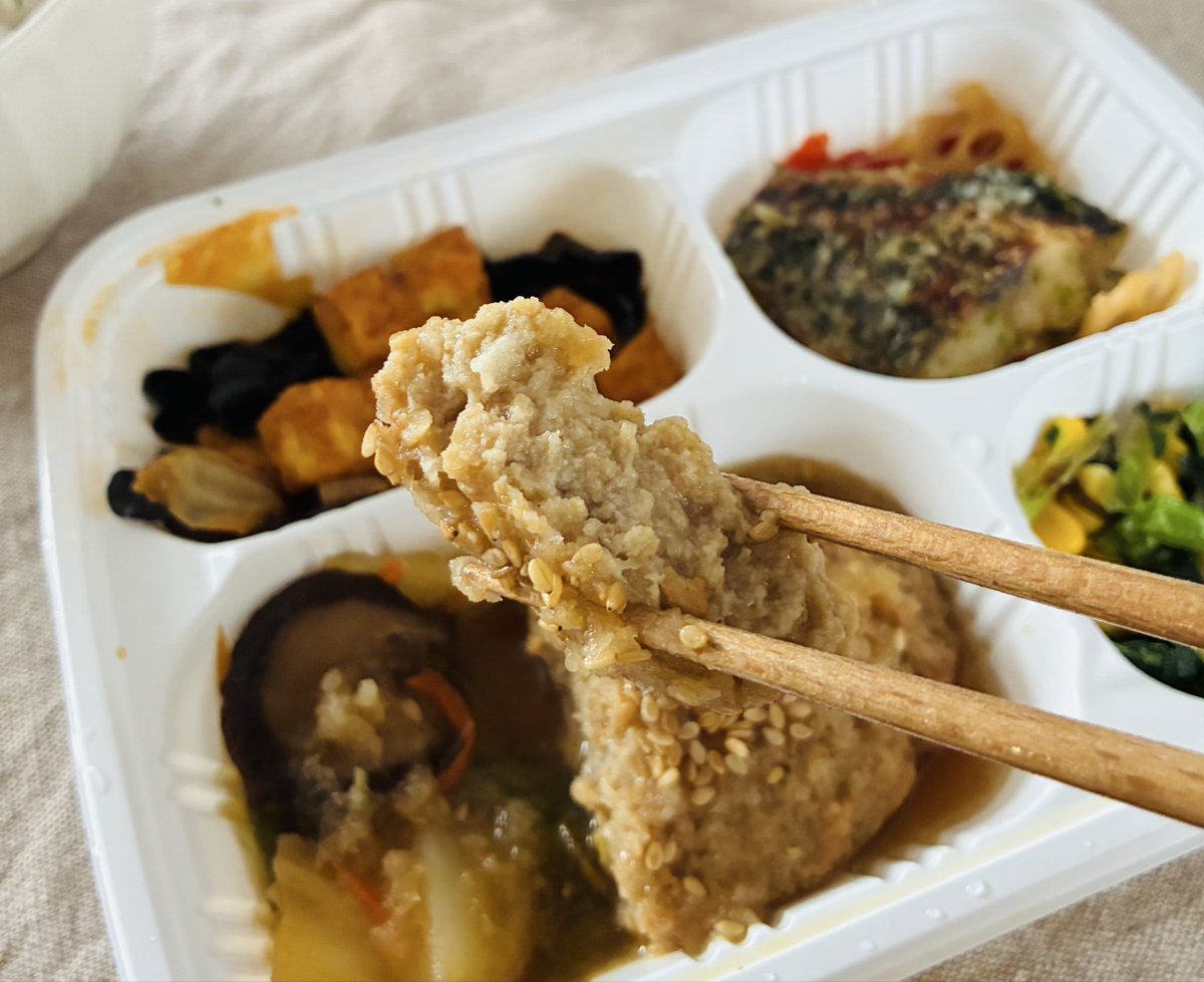 neikolog's tweet photo. #PR
お弁当レポ🍱
「和風おろし煮込みハンバーグ」がメインだけどアジのチーズパン粉焼き&amp;蓮根ガーリックソテーもメイン並✨
めちゃくちゃ美味しい
厚揚げのケチャップ煮はキクラゲがふっくらコリコリでカレー風味、レストランみたいな味！小松菜の塩昆布和えもさっぱりしててよき
#ミールズ　#宅配食 https://t.co/yqXAC2tzJC