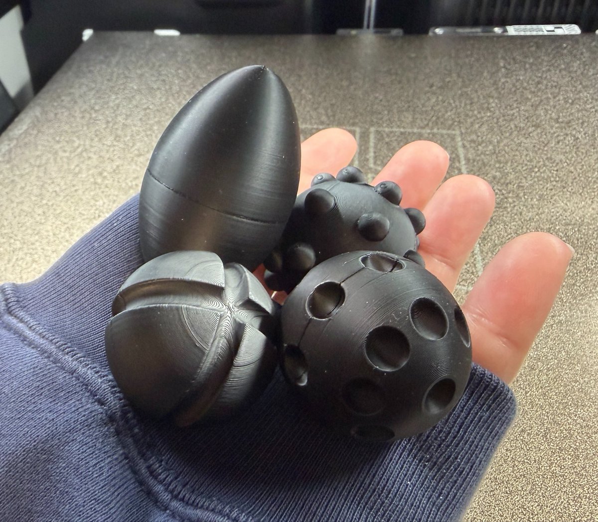 panda_love2156's tweet image. 第二弾、全部並べるとこんな感じです！🏀✨

今回はとにかく「触り心地」のバリエーションにこだわりました🛠️
実際にプリントしてみて、自分でも「あ、これいいな…」とニヤけてしまいました😂

#BambuLab #MakerWorld #3Dプリンター