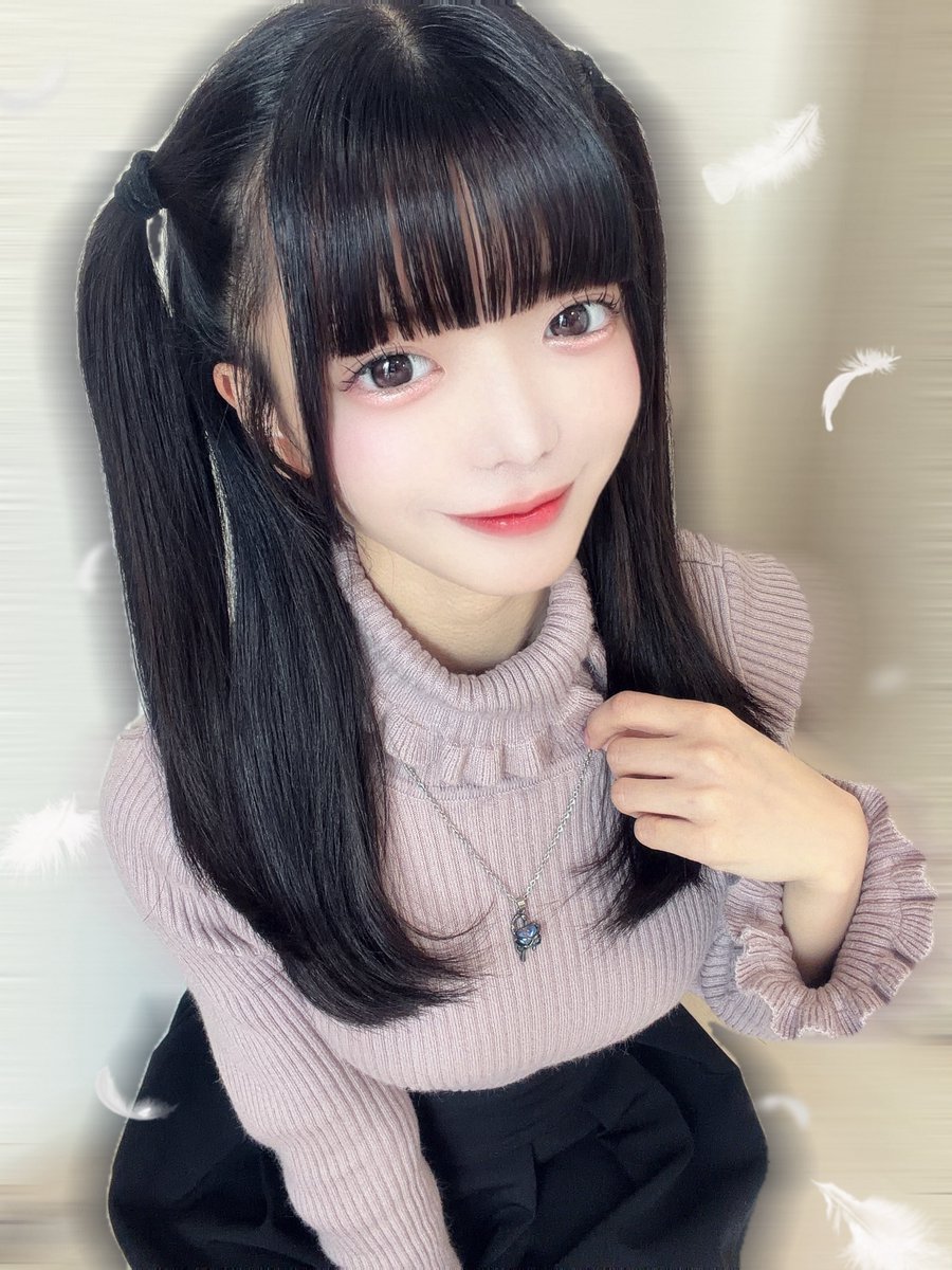 mchan_para's tweet photo. ダークなコーデに合わせるつもりだったんだけど、つけてみたらラブリーなお洋服にもぴったりでびっくりしちゃったの…💕
気づいたらいろんなお洋服に合わせてたくさん使ってるよ♡
どんな雰囲気にもすっとなじんでくれるの、本当に優秀すぎる✨
チェーンが長めだから、男の人でも使いやすいデザインでさりげなく取り入れられるのもポイントだよ(ᐢ⸝⸝•⩊•⸝⸝ᐢ)🍓♡
みーちゃんとおそろい、しちゃお…?♡♡