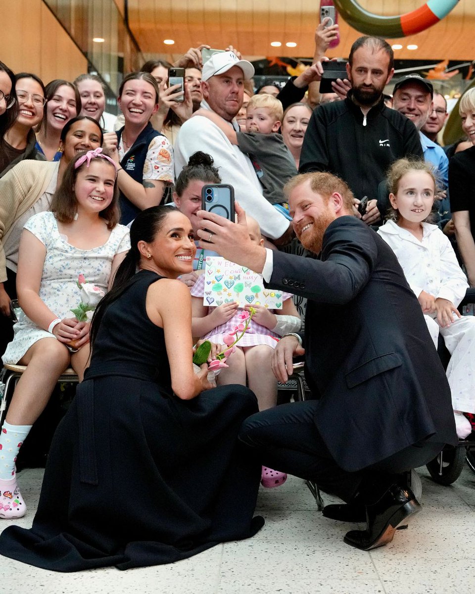 HelloCanada's tweet image. Harry and Meghan have arrived in Australia! ✨ The Duke and Duchess of Sussex thrilled young patients at Royal Children's Hospital in Melbourne as they kicked off their four-day visit Down Under 🇦🇺

#princeharry #meghanmarkle #australia

📸: Getty