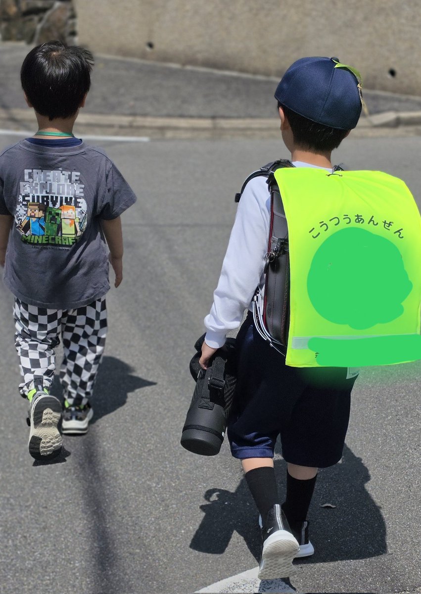 今日は長男希望で次男もお迎えへ。笑
来年は片割れも一緒に行くのかぁ😎
別々で園と学校に行くのは次男は初めてで、最初行き渋ってたけど、今は2人とも楽しんで行ってくれて安心している。
宿題がいつから始まるのか…🫣
