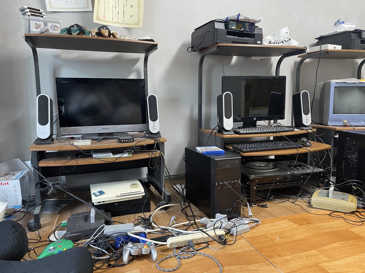 FAC115's tweet photo. 新入生のみなさん、初めまして！
FAC電子計算機研究会です！

「電子計算機研究会」と物々しい名前に映るかもしれませんが、ゆるいPC部のようなものと思って頂いて大丈夫です！
部室にきた人でゲームしてます笑

部費も安く、出席ノルマも特定の活動日もない、本当にゆるい部です！

 #春から成蹊 https://t.co/8dTPmvkyFG