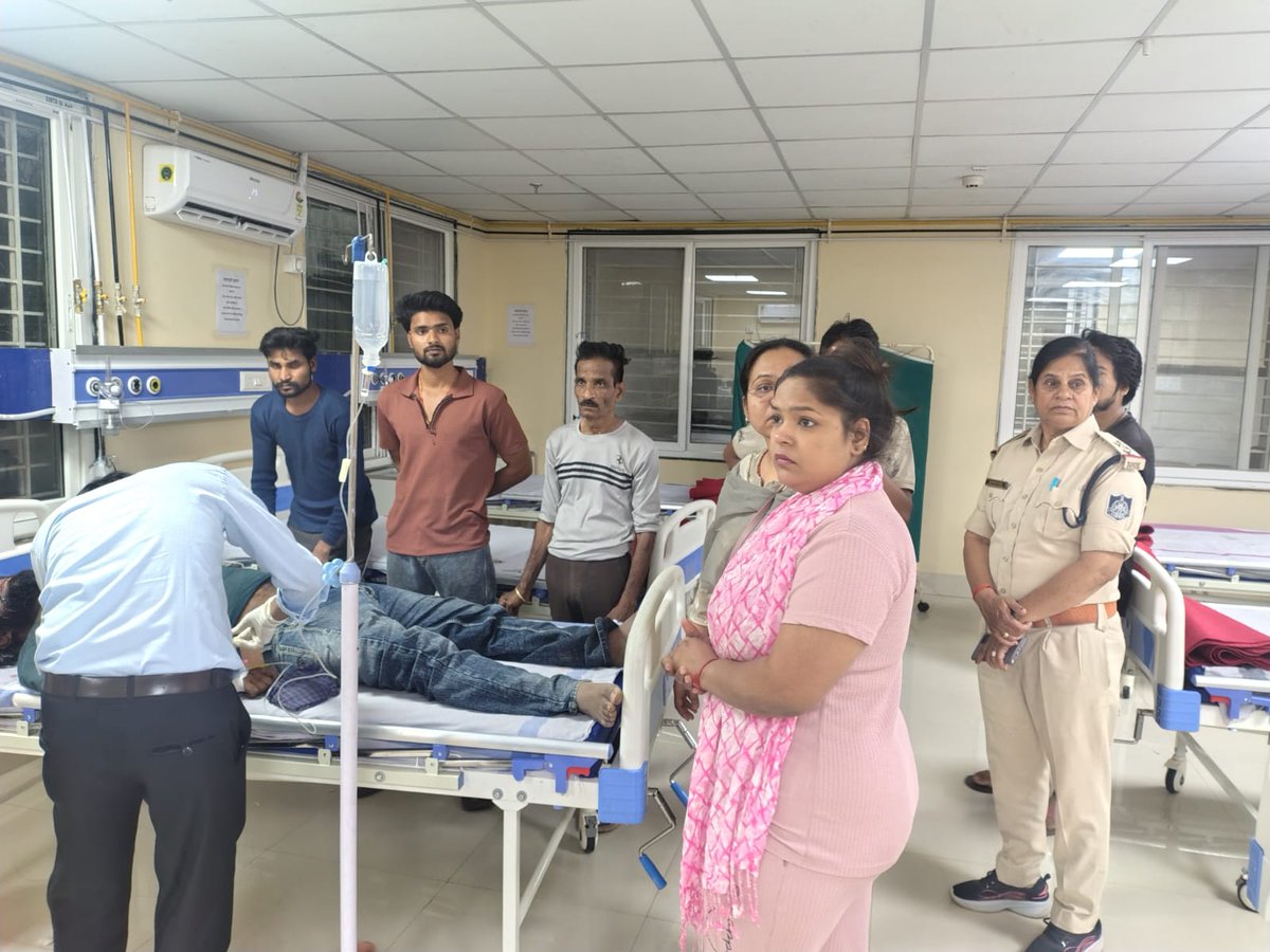 guna_police's tweet image. 🚨 रात्रि गश्त के दौरान मिली सूचना पर गुना पुलिस की त्वरित कार्यवाही—जहर खाए युवक प्रिंस उर्फ टीटू को समय रहते जिला अस्पताल पहुंचाकर बचाई गई जान। अब स्थिति सामान्य। 👏
#MPPolice #SavingLives #EmergencyResponse @MPPoliceDeptt @DGP_MP @mohdept @JansamparkMP