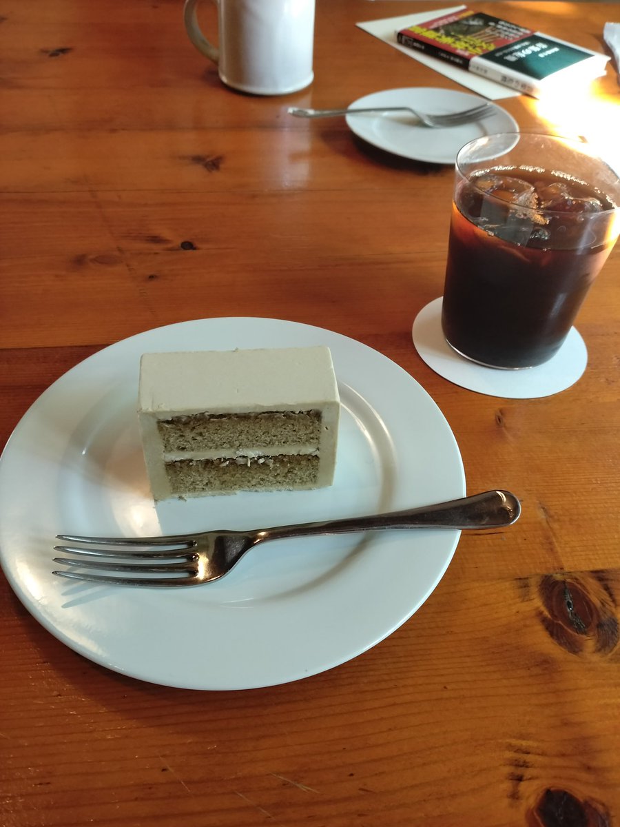 MichiyOikawa's tweet photo. ピアノとカフェ、 坂本図書 

白金にある緑に囲まれた一軒家 YAECA HOME STOREへいってきた

＊ ＊ ＊

扉を開けると明るく開放的、
元フランス人の住宅を改装したという

こだわりのヴィンテージ家具や調度品
シンプルで美しい空間  2階にYAECAショップが展開。 1階には坂本龍一さんが愛用されたピアノ
本棚には坂本さんの1万以上の
愛書と同じ古書を閲覧購入できる
ギャラリーのような空間  カフェスペースもあり
洋菓子店サヴールのケーキや
コーヒーを堪能できる
癒しのひとととき  坂本図書 いつか古書店の店主が夢だったという
長年読み継いだ蔵書 本にまつわる文化や思考を手渡すという思想を具現化した坂本ヤエカ、 一万冊以上の蔵書から季節ごとにセレクトされる  喫茶スペースは6席のテーブル、 窓辺には銀の鈴や蓄音機のような形と���の音色を奏でるガラス作品  幼少期に使用していたピアノが 生前坂本さんが自然へと還る試みを
再現された屋外スペース

asyncでみた景色が蘇る  季節や天気によって
すこしずつピアノの表情を変える風景
また眺めに訪れたいな

#yaeca 
#坂本図書