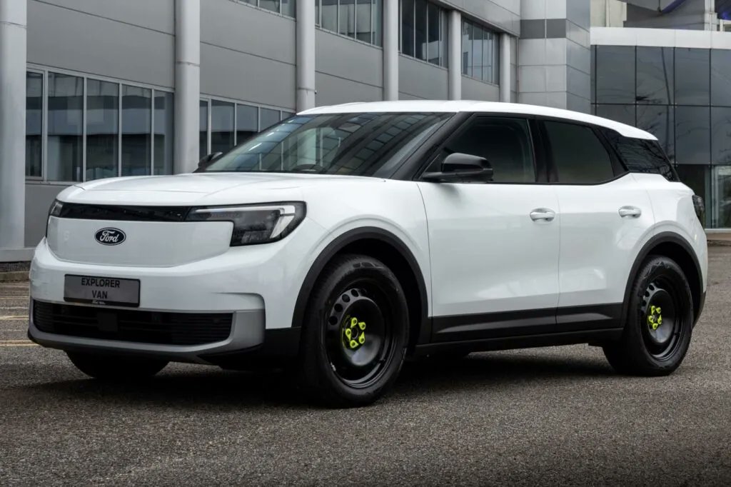 LeXXXusGucci's tweet image. carscoops.com/2026/04/ford-e…

日産がイカれたSUV発表してる裏でフォードヨーロッパでもエクスプローラーEVのリア潰して「エクスプローラーバン」って言う別方向にイカれたSUV…もとい商用バン発表したらしくて笑ってる