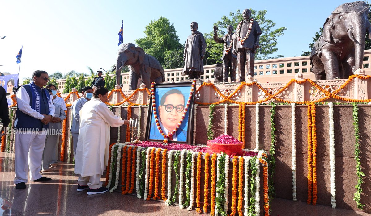Sunilraidas01's tweet photo. भारतीय संविधान निर्माता भारत रत्न परमपूज्य बाबा साहेब डॉ भीमराव अंबेडकर जी की 135वीं जयंती के अवसर पर बहन कुमारी मायावती जी लखनऊ में श्रद्धासुमन अर्पित करती हुई अपने कार्यकर्ताओं और छोटे बच्चों दुलार करते दिखी..
#जयभीम https://t.co/GVxd77EMwO