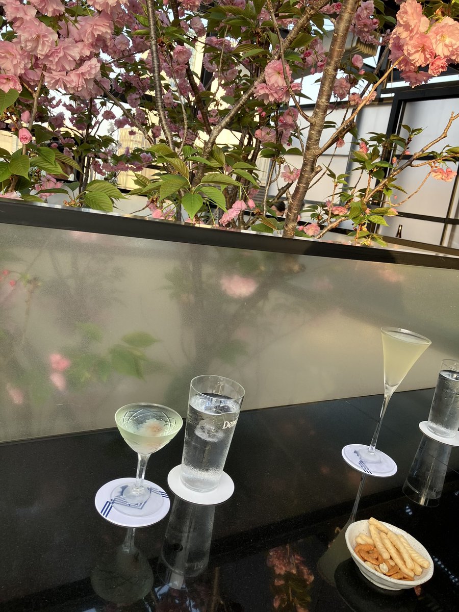 translator1213's tweet photo. 一昨日は天國を初訪問。銀座の天國の名は亡父から何度も聞き、ずっと憧れていたのだ。幸い外に行列はなく、カウンターに即案内され、妻と品書きを見て迷った末に季節野菜のかき揚げを注文。老舗の味を味わった後は美術展をハシゴし、満開の八重桜を間近で眺めつつ毛利マティーニをちびちびと楽しんだ。 https://t.co/r7Exw4yEFu