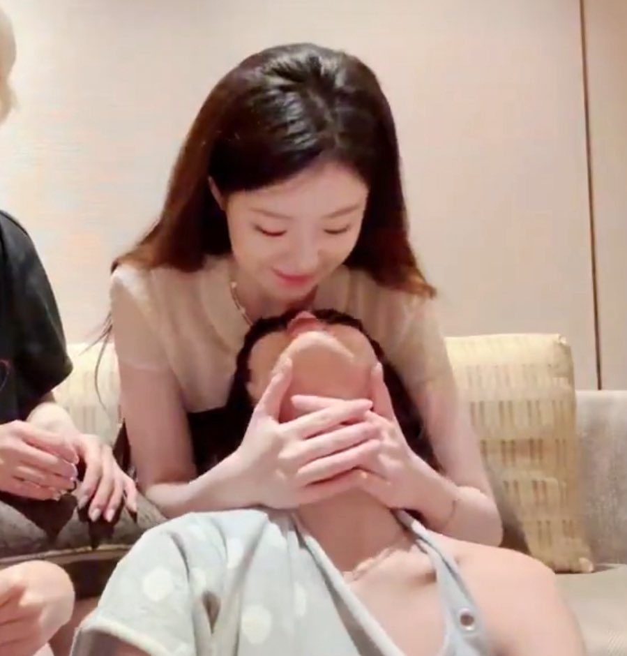 girloveisogood's tweet photo. 我想念她們的直播😭
尤其是豆皮壽司的雙人直播🥺
什麼時候我的cp要再次合體直播呢
#shumin #유부초밥 https://t.co/Qn8kZiMcLr