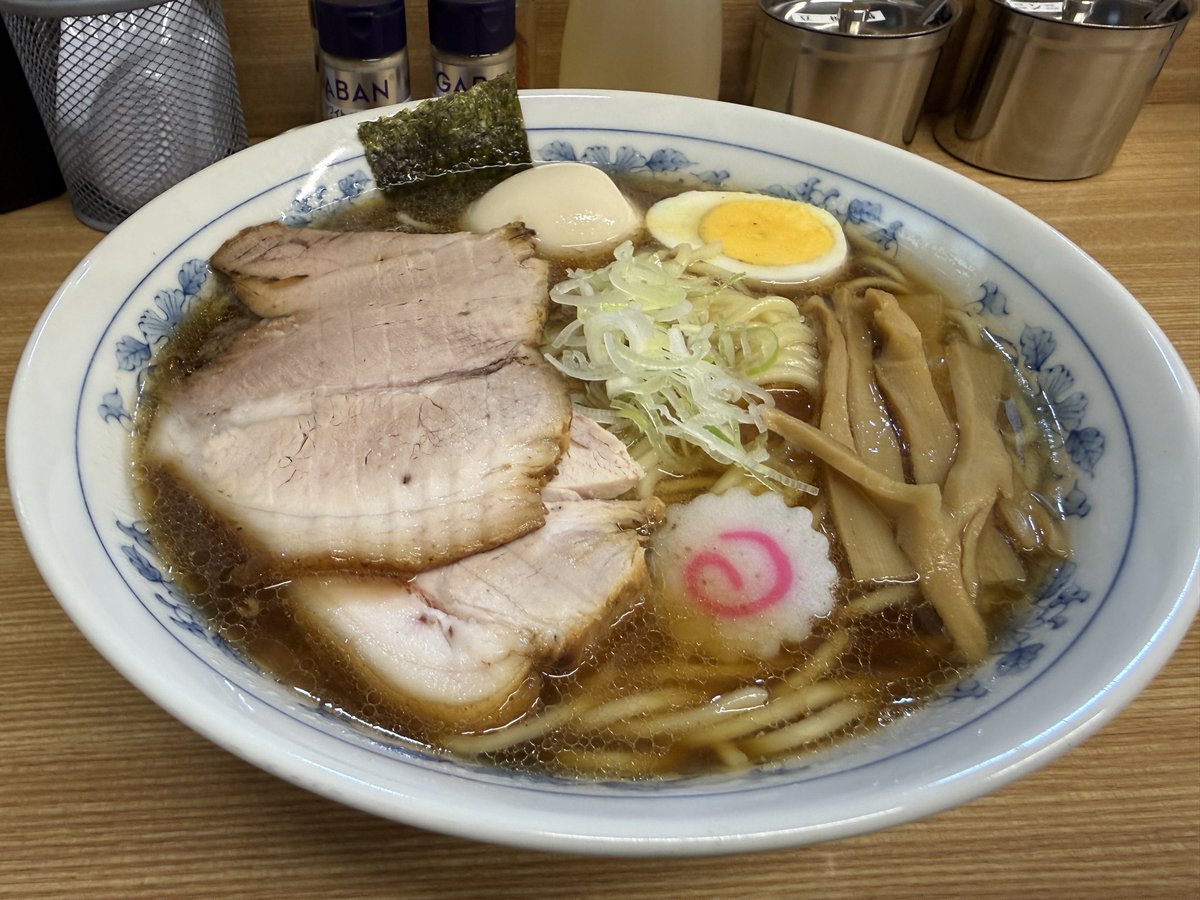 美味しかった💯

店入る直前まで、つけ麺と悩んでの
中華そば+特製トッピング‼️

盛り方は綺麗だし
スープは熱々だし
麺硬めもバッチリ👌
チャーシューも美味しかった😍

お腹いっぱいご馳走様でした😋
#東中神大勝軒
#昭島