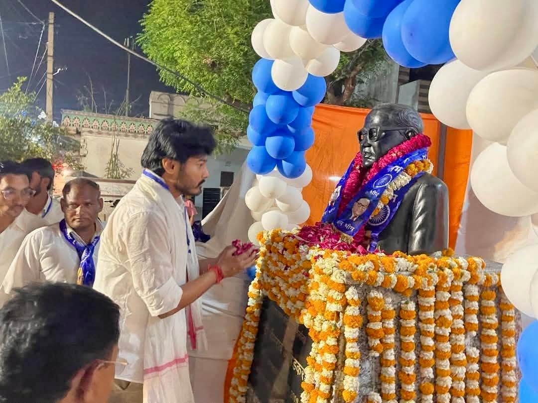 भारतीय संविधान के शिल्पकार, 'भारत रत्न' बाबा साहब डॉ. भीमराव अंबेडकर जी की जयंती पर उन्हें कोटि-कोटि नमन।

बाबा साहेब के आदर्श और मूल्य हमारी राष्ट्रीय चेतना के स्तंभ हैं, जो युगों-युगों तक भावी पीढ़ियों को एक प्रकाशपुंज की भांति मार्गदर्शन देते रहेंगे।

#AmbedkarJayanti