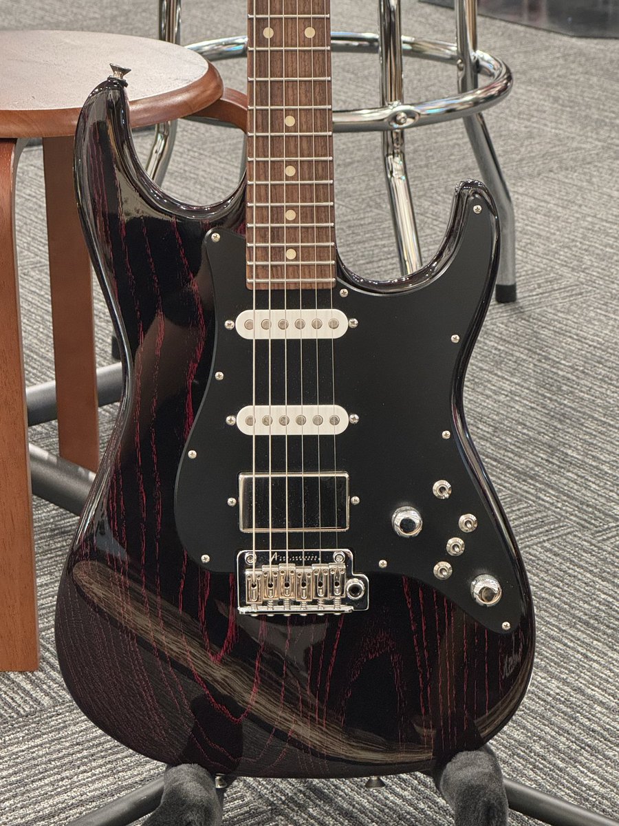 GClub_Umeda's tweet image. 遂に来たぜッ！
世界最高峰のギターブランドである「Tom Anderson」より「The Classic 」の美品中古品電撃入荷ァッ！！！🎸🔥🔥
現在では希少となっているスワンプアッシュをボディに使用！！
多彩なサウンドメイクを可能とした名器！
使いやすいSTシェイプをお求めの方にも激オススメです💥
#GUITAR