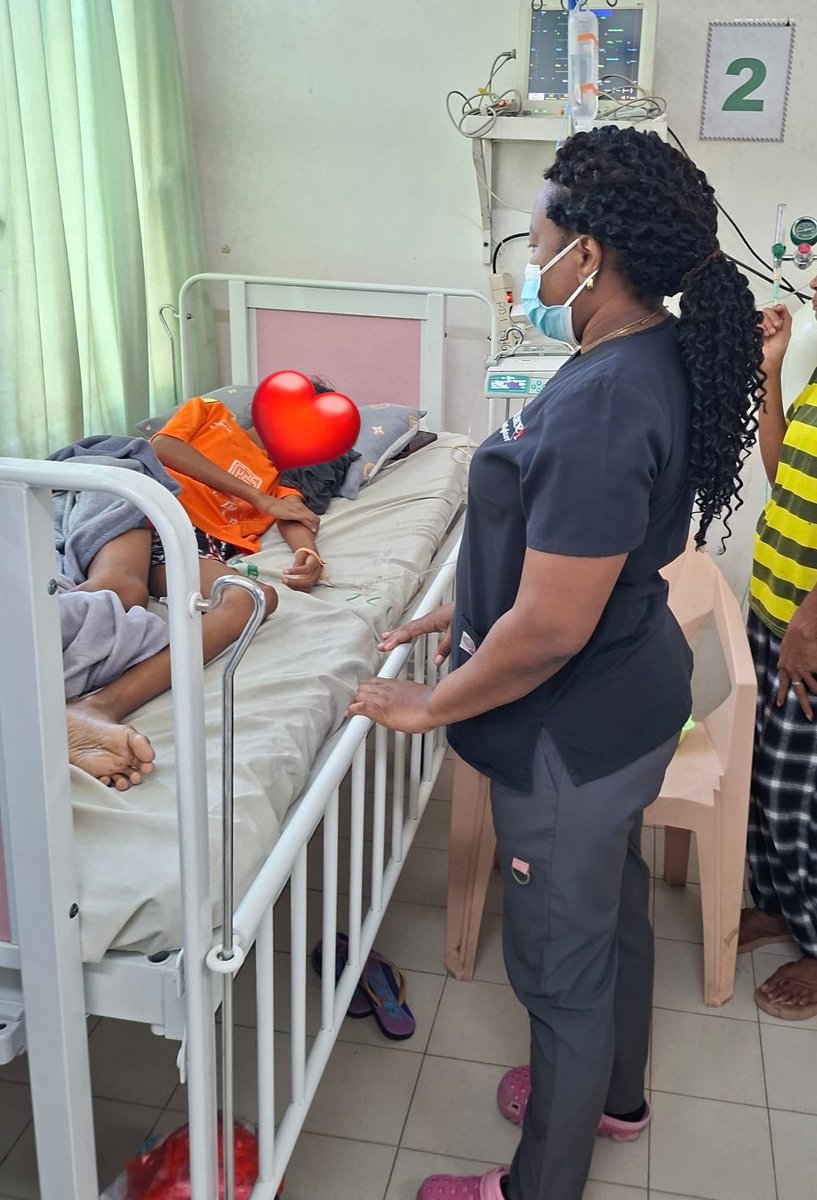 En el ejercicio de la atención médica, la Dra. Yenicel de la Cruz, Esp. Angiología, brinda asistencia a una paciente pediátrica de 10 años, poniendo de manifiesto la importancia del abordaje oportuno y especializado en las afecciones vasculares desde edades tempranas. #HNGV