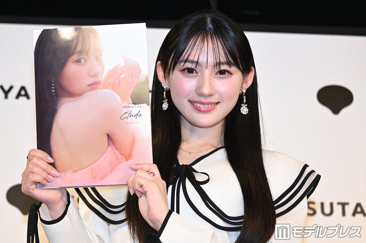 modelpress's tweet photo. 乃木坂46川﨑桜“さくてん満点”の写真集完成
メンバーの反応に喜び🌸

「女の子の憧れが詰まってる写真集だね」
「自分の1番好きな写真集だった」
https://t.co/2S45UkkneM

お気に入りカット＆注目ポイントも💬

#川﨑桜1st写真集エチュード @sakuraphotobook https://t.co/Av8YX5Dxwk