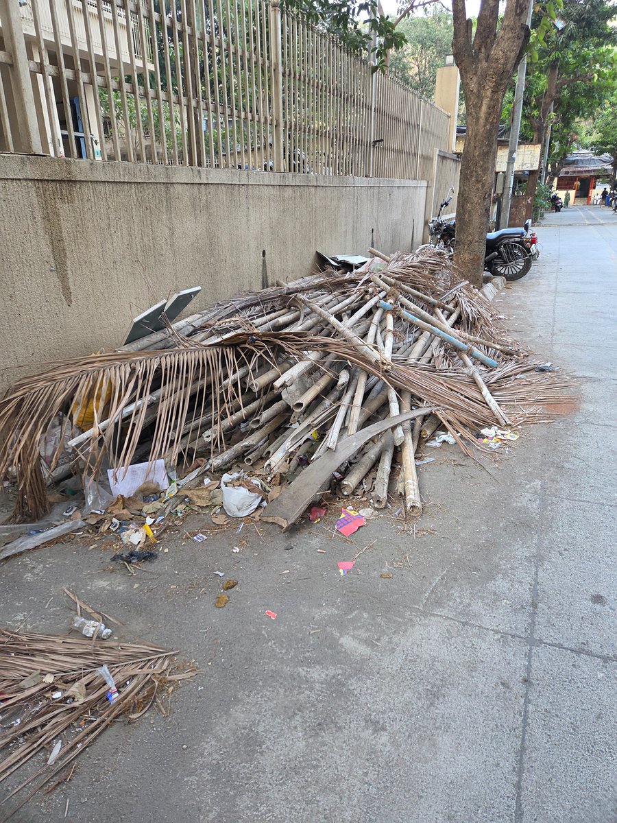 AmitPatil2023's tweet photo. @mybmcWardRC There is garbage lying on the road outside Magathane Parijat Hillview Society building compound, Tata Power, Gulmohar Road, Magathane. Kindly arrange for immediate cleanup as it is causing inconvenience and hygiene issues. Thank you. https://t.co/GvlKqEXpuU