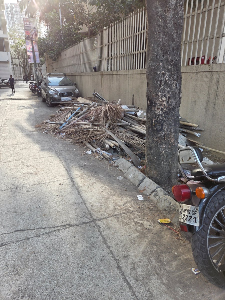 AmitPatil2023's tweet photo. @mybmcWardRC There is garbage lying on the road outside Magathane Parijat Hillview Society building compound, Tata Power, Gulmohar Road, Magathane. Kindly arrange for immediate cleanup as it is causing inconvenience and hygiene issues. Thank you. https://t.co/GvlKqEXpuU