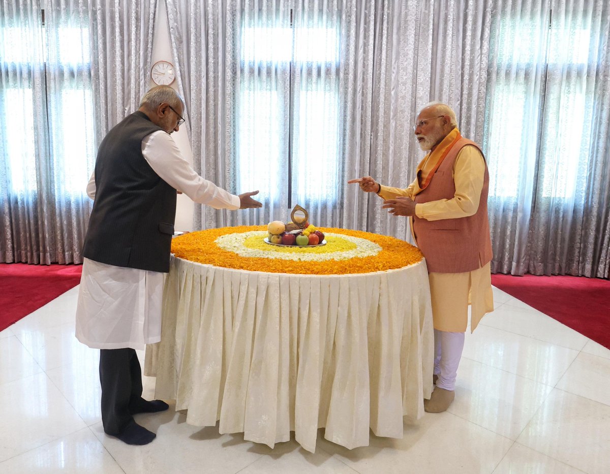 DDNewslive's tweet image. #WATCH | Prime Minister @narendramodi offers prayers and greets Vice President CP Radhakrishnan on Tamil New Year #Puthandu

@VPIndia #TamilNewYear