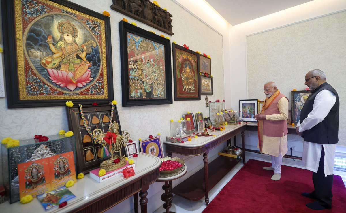 DDNewslive's tweet image. #WATCH | Prime Minister @narendramodi offers prayers and greets Vice President CP Radhakrishnan on Tamil New Year #Puthandu

@VPIndia #TamilNewYear