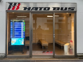 wellnet_pr's tweet photo. \新ソリューション”発車案内デジタルサイネージ”/
はとバス東京丸の内南口のりば及び仙台高速バスセンターに、当社が開発した発車案内デジタルサイネージを設置しました🚌
各社の予約システムと連携しており、空席情報や運休情報等データを取得し画面生成しています。
＃交通DX　＃発車案内サイネージ https://t.co/DnBqPj1yOG