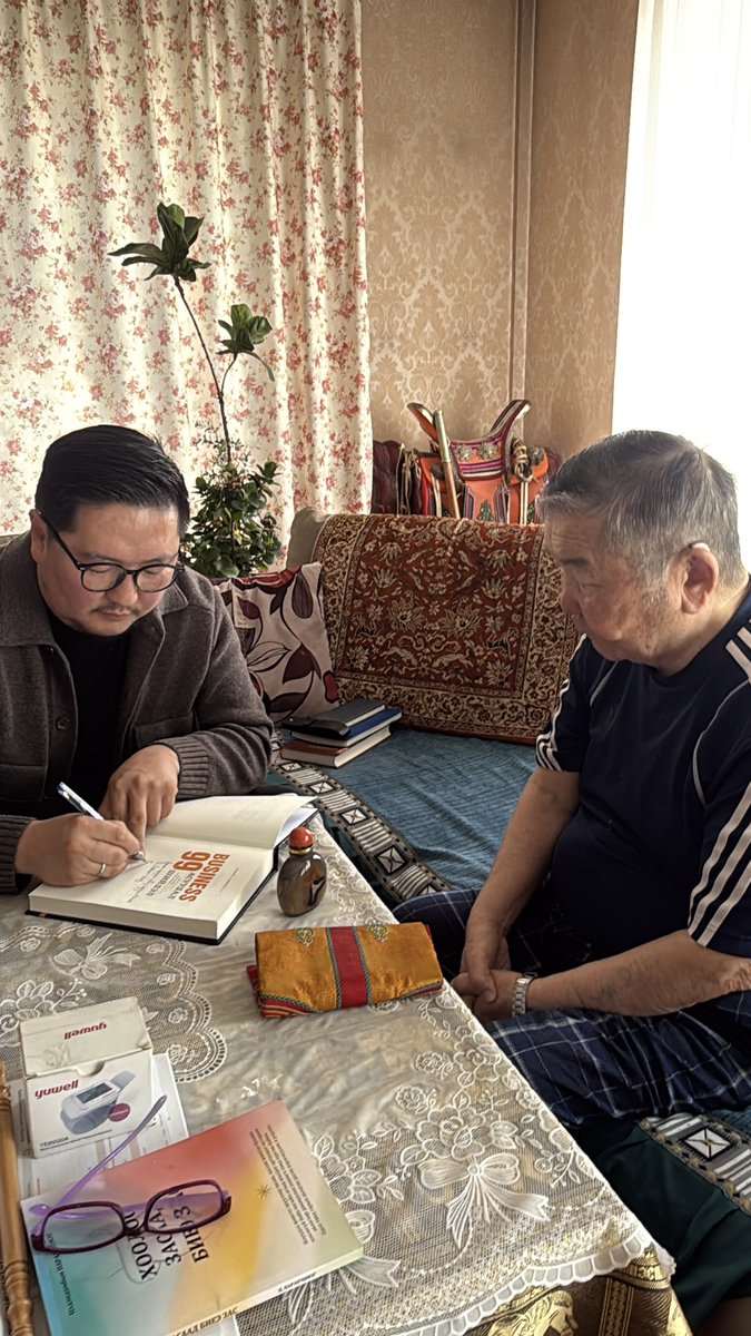 Gansukhnn's tweet photo. Монгол Улсын Ардын багш, Эрүүл мэнд, спортын сайд асан, УИХ-ын гишүүн асан С.Ламбаа @S_Lambaa гуайн дэргэд суралцаж, өдий зэрэгт хүрсэндээ талархалтай явдаг.

Өнөөдөр эрхэм ахаасаа үнэ цэнтэй бэлэг хүлээн авч, мөн өөрийн бичсэн тав дахь номоо өргөн барилаа. https://t.co/yrigh9CcZj