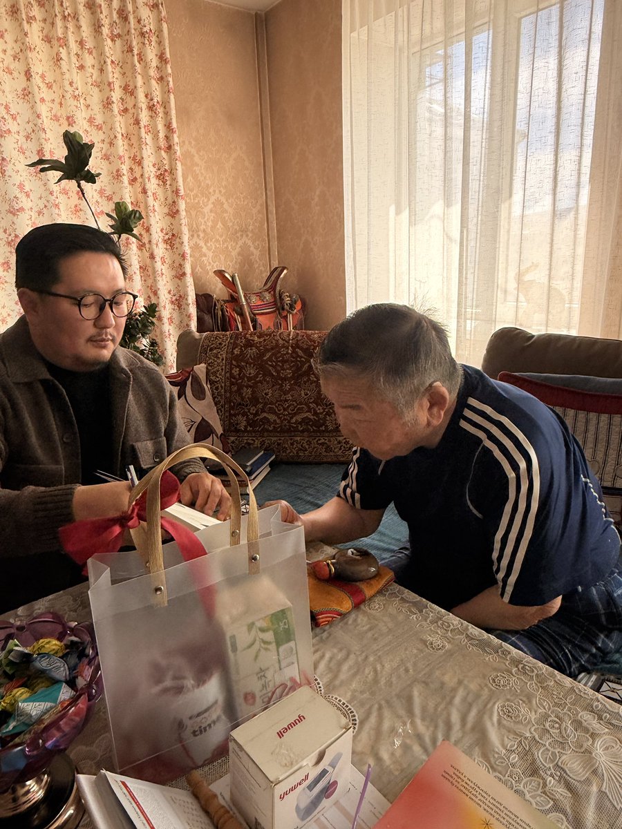 Gansukhnn's tweet photo. Монгол Улсын Ардын багш, Эрүүл мэнд, спортын сайд асан, УИХ-ын гишүүн асан С.Ламбаа @S_Lambaa гуайн дэргэд суралцаж, өдий зэрэгт хүрсэндээ талархалтай явдаг.

Өнөөдөр эрхэм ахаасаа үнэ цэнтэй бэлэг хүлээн авч, мөн өөрийн бичсэн тав дахь номоо өргөн барилаа. https://t.co/yrigh9CcZj