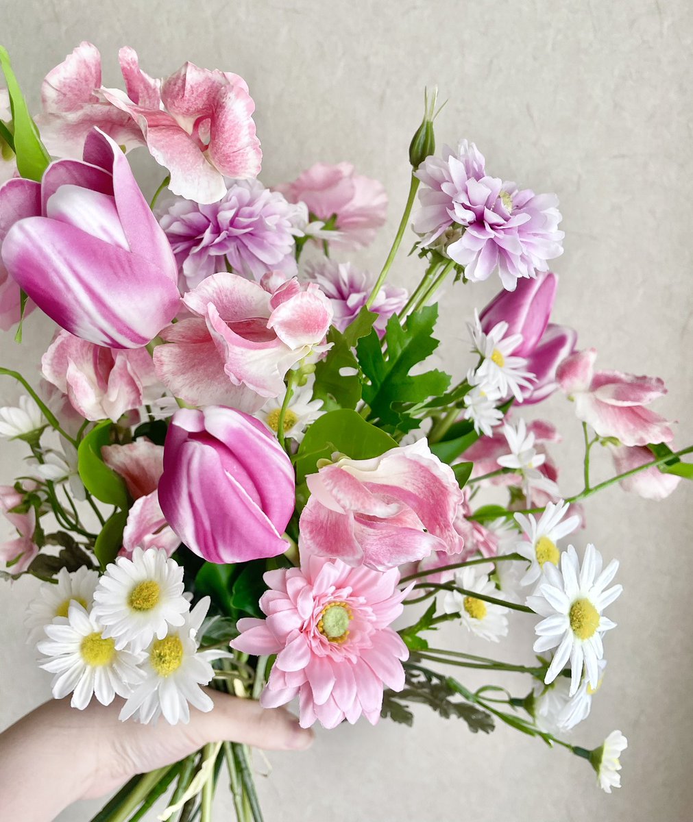 ピンクブーケ可愛いけど
なんかごちゃついてる、、かな？

#アーティフィシャルフラワー