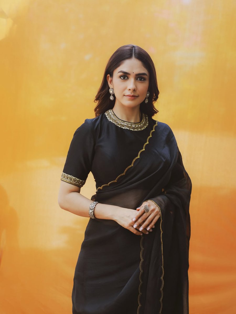 telugufilmnagar's tweet photo. #MrunalThakur spreading smiles and timeless beauty all around!🖤✨

@mrunal0801 #Dacoit #TeluguFilmNagar https://t.co/QFUNKXelUW