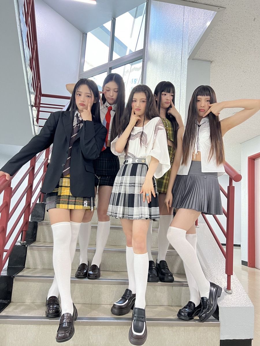 데뷔초 hurt 무대의상 예쁜 거 아는 사람..🐰