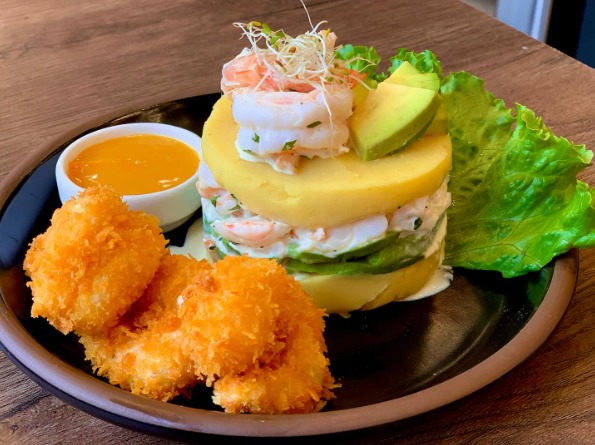 DanielA93708201's tweet photo. @KillalaClara Aunque no son mis fotos, hoy comí esto xd, son una causa de Mariscos y la segunda imagen es un ceviche con Chicharron de pota (pota es un calamar), básicamente calamar frito. https://t.co/fTvn2GXPrG