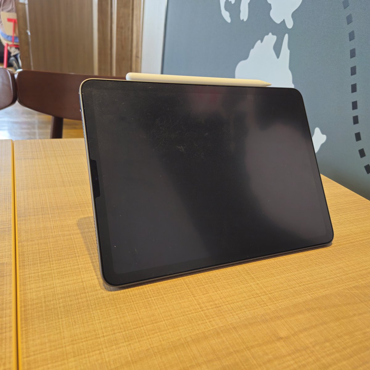 simple_sea13's tweet image. ちなみにスタンドしたらこんな感じ。
AULUMU G09を使えば、iPadAir4でも問題なくスタンドが可能！

#AULUMU
#Magsafe
#iPad