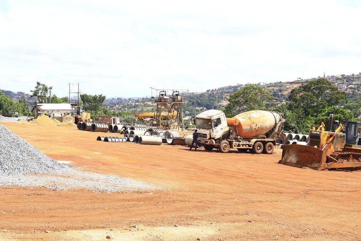 rechnaki's tweet photo. Great to see accountability on the ground. Tracking progress, quality, and compliance is how we deliver roads that last. Looking forward to smoother rides on the Kitemu–Kisozi–Budo Naggalabi spur. #GoldenPosts #InfrastructureUg
@audcomu
.@GCICUganda
.@GovUganda https://t.co/eZQLIjaO8s
