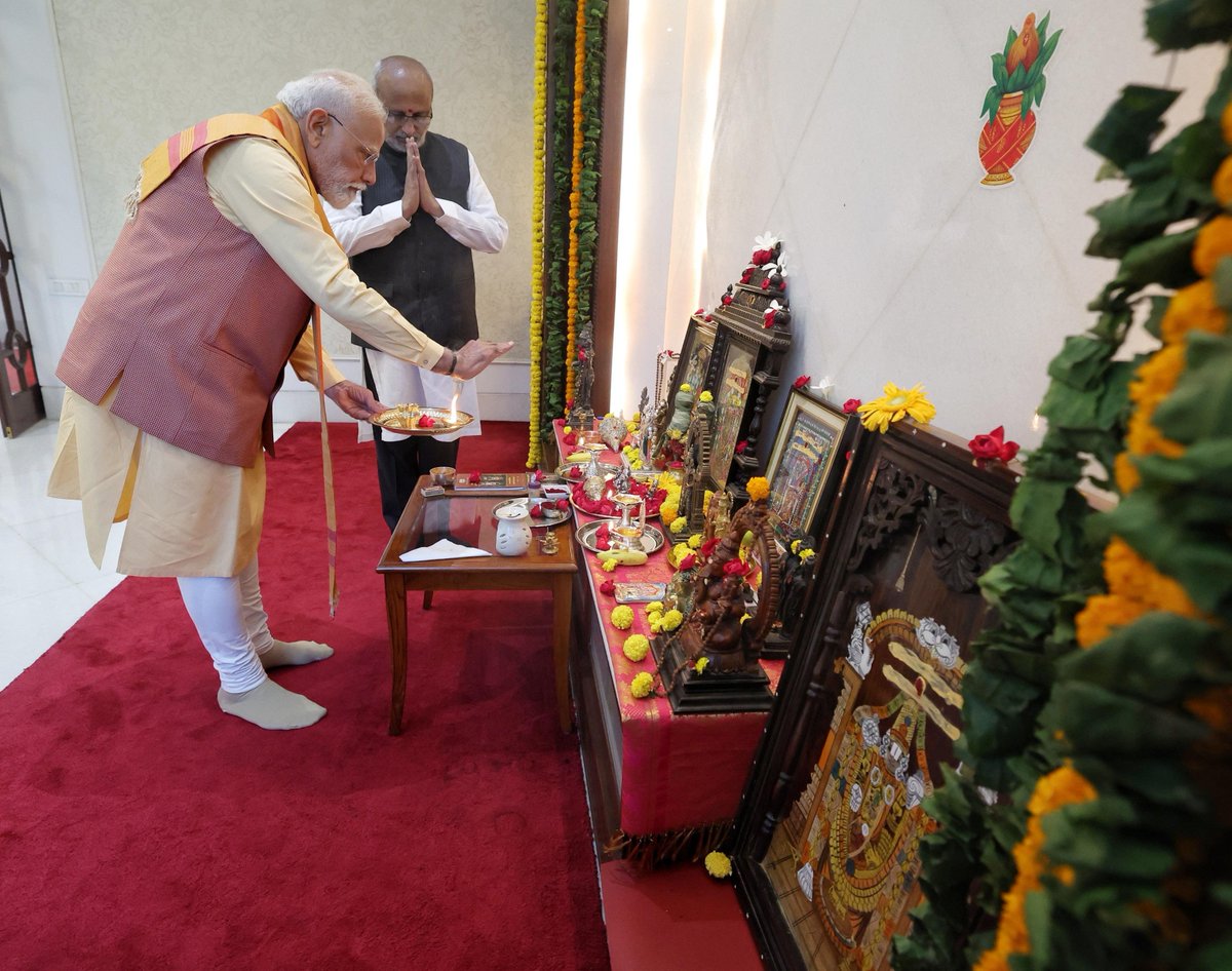 DDIndialive's tweet image. #WATCH | Prime Minister @narendramodi offers prayers and greets Vice President CP Radhakrishnan on Tamil New Year #Puthandu

@VPIndia
#TamilNewYear