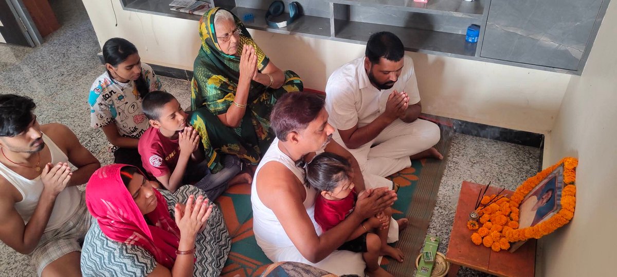 आज पिता जी की 28वीं पुण्यतिथि पर परिवार के साथ घर पर श्रद्धापूर्वक उन्हें याद किया। 🙏
उनकी सीख, संस्कार और आशीर्वाद आज भी हमारे जीवन का मार्गदर्शन करते हैं।
ईश्वर से प्रार्थना है कि उनकी आत्मा को शांति प्रदान करें।
आप हमेशा हमारे दिलों में जीवित रहेंगे। 💐
#श्रद्धांजलि