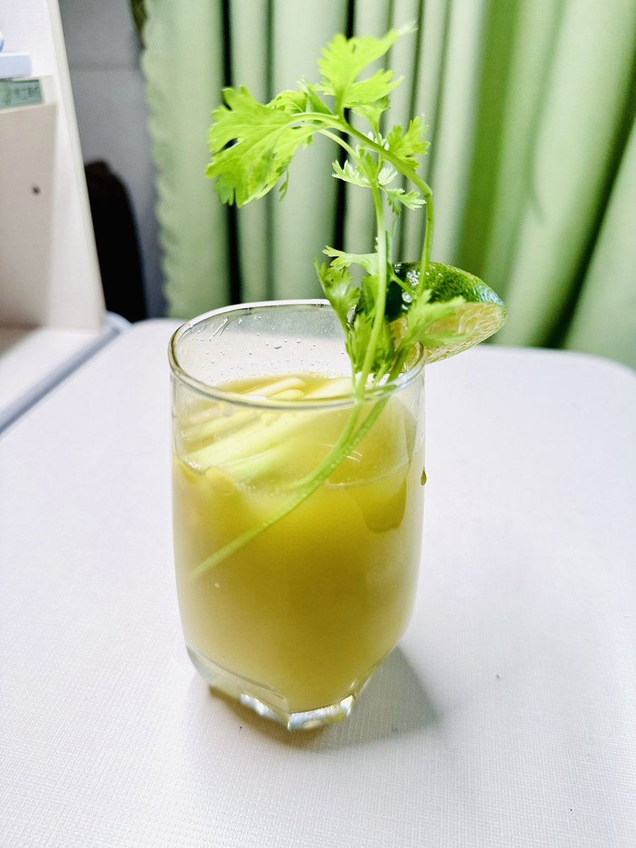 Vienpham1988's tweet image. Hôm nay không có ăn sáng… 

Chỉ uống có ly nước mía 5.000 VNĐ mà thấy no lâu ghê… 

Ly nước mía không đá nấu ấm lên… chỉ có gừng xả chanh, thêm tí muối hạt mà uống thấy ngon quá nè. 

Vị ngọt tự nhiên của mía hòa quyện với cay ấm của gừng, thơm sả, chua