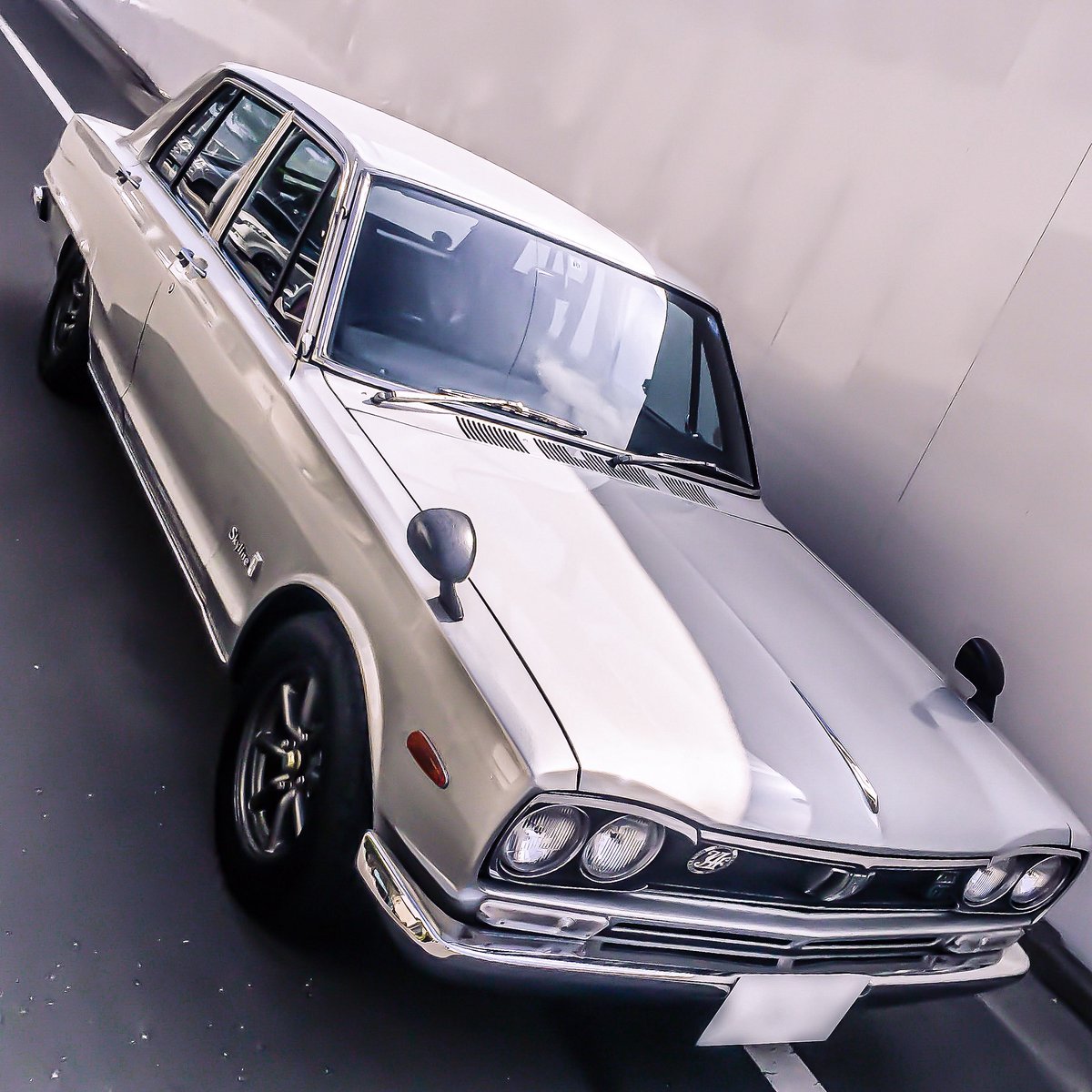 MY_MURMUR's tweet image. #スカイライン 復活ですか！
欠けなし丸の4灯テールランプを始め、「らしさ」を感じさせるデザイン要素が復活しているのが好印象。これは全貌が公開されるのが楽しみ！

こちらはウチのスカイライン。この世代のハコスカのテールは四角4灯なんですけどねw